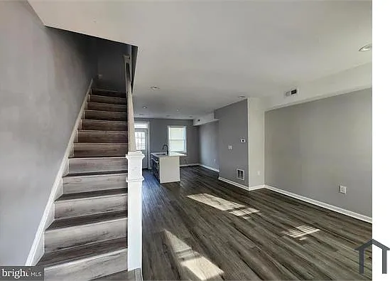 3 bed, 896 sqft, $2,200 — Photo 2