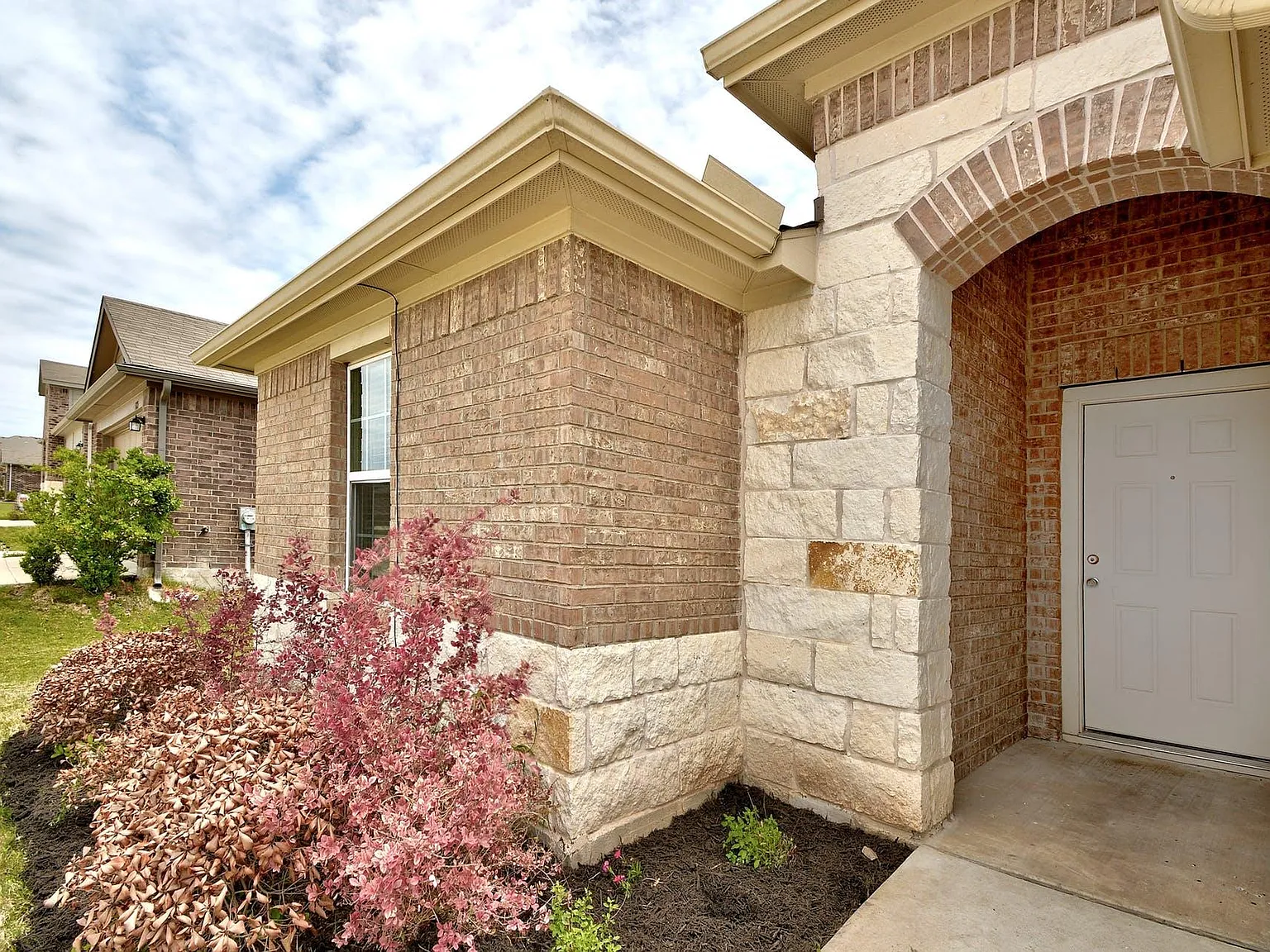 4 bed, 2.5 bath, 2047 sqft, $2,050 — Photo 3