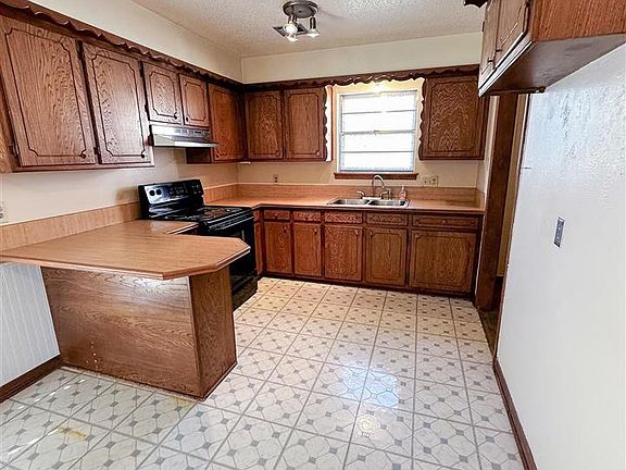 4th image of 111 NE English St