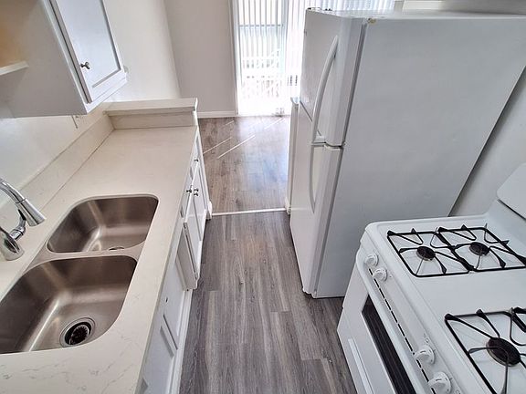 5th image of 428 S Sherbourne Dr #905