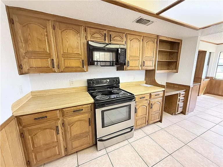 2315 E Business Highway 190 — Photo 15