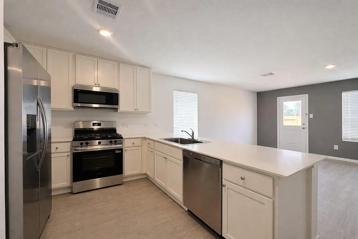 Building Photo - 15679 Plum Brook Dr
