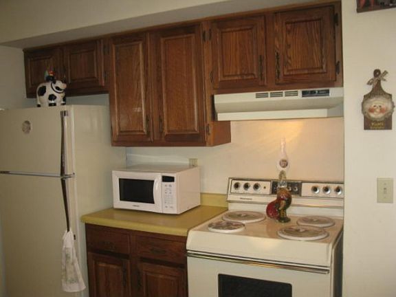 3rd image of 871 Americana Dr #4