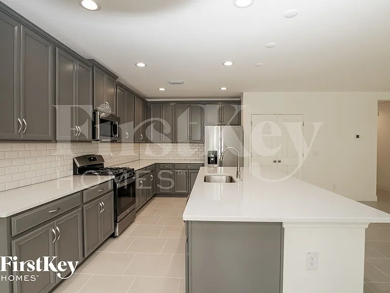 681 Blackstone St — Photo 5