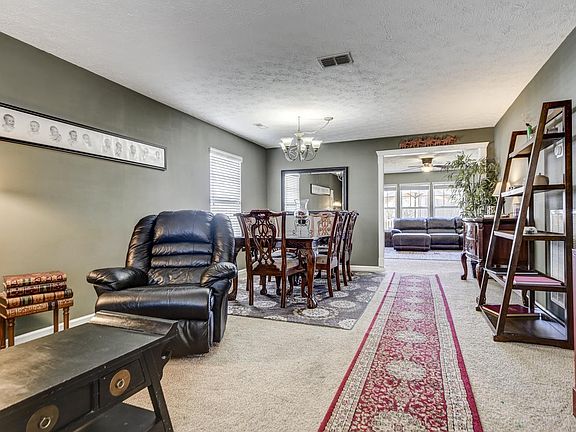 4th image of 913 Grand Oak Dr
