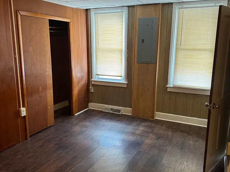 327 N Centre St — Photo 16
