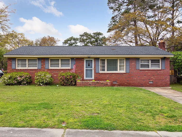 1104 Dickson Ave — Photo 43