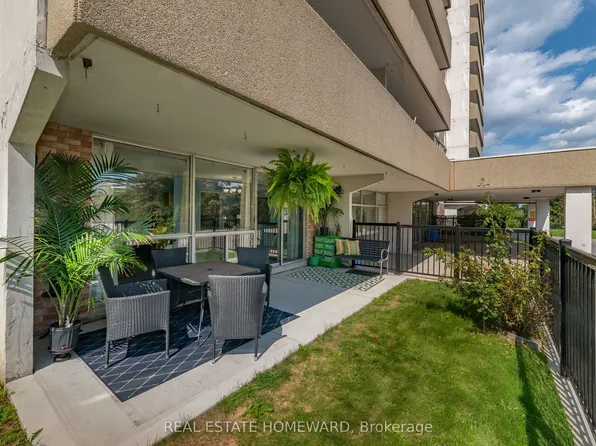 120 Dundalk Dr #105, Toronto, ON M1P 4V9