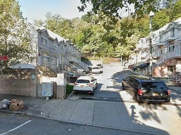 28 Maxie Ct, Staten Island, NY 10304