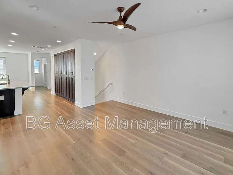 3 bed, 3.5 bath, 1760 sqft, $4,100 — Photo 3