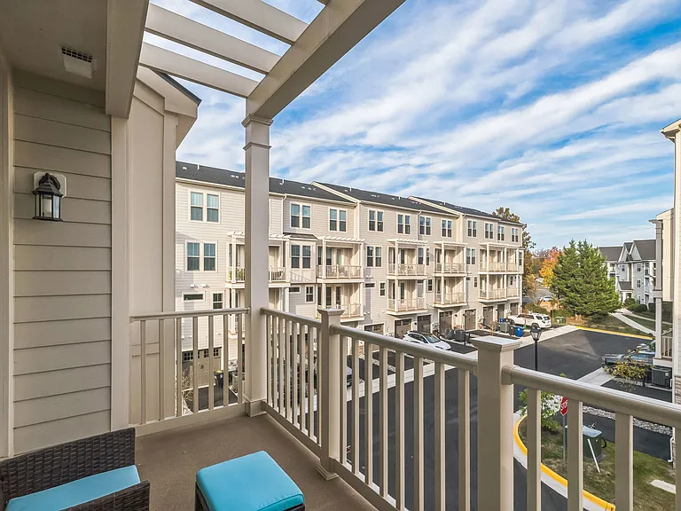 902 California Dr NE — Photo 17