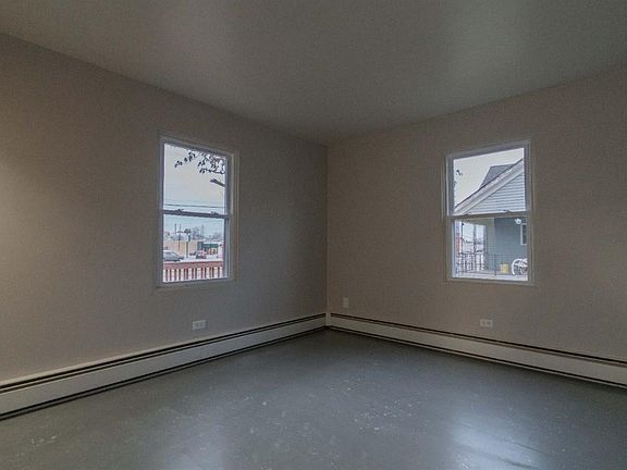 3rd image of 3137 Fairview Ave