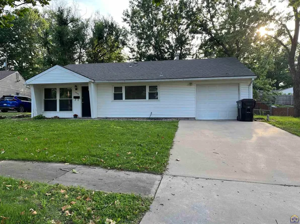 2809 SW Moundview Dr, Topeka, KS 66614