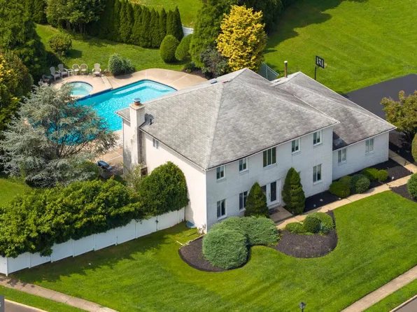 20 Summer Pl, Huntingdon Valley, PA 19006
