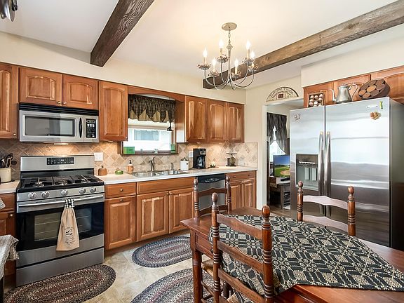 4th image of 2579 Queensway Dr