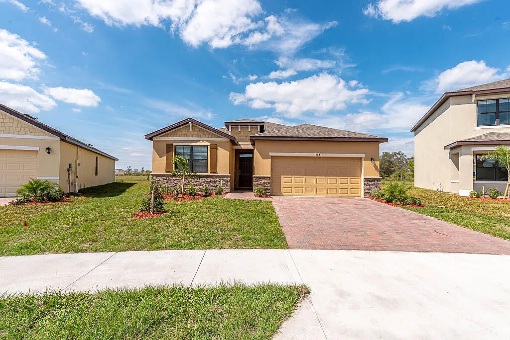 4 bed, 2.0 bath, 2046 sqft, $2,300 — Photo 4
