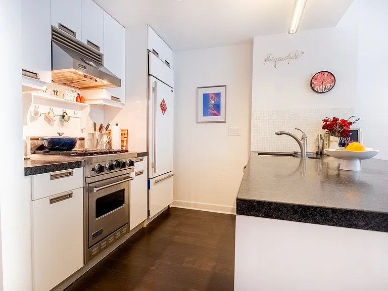 261 W 28th St #2D — Photo 5