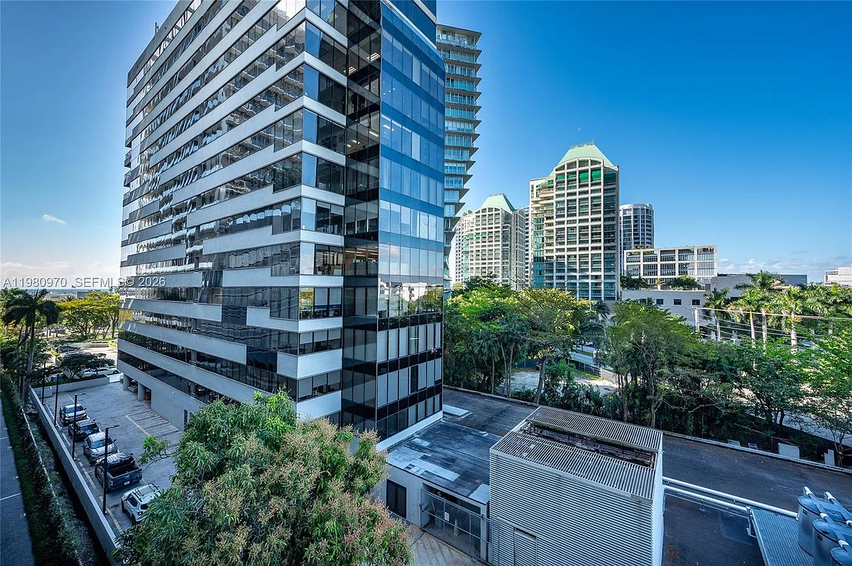 Building Photo - 2678 Tigertail Ave #413
