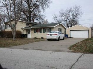 1208 Fairlane Dr, Bettendorf, IA 52722
