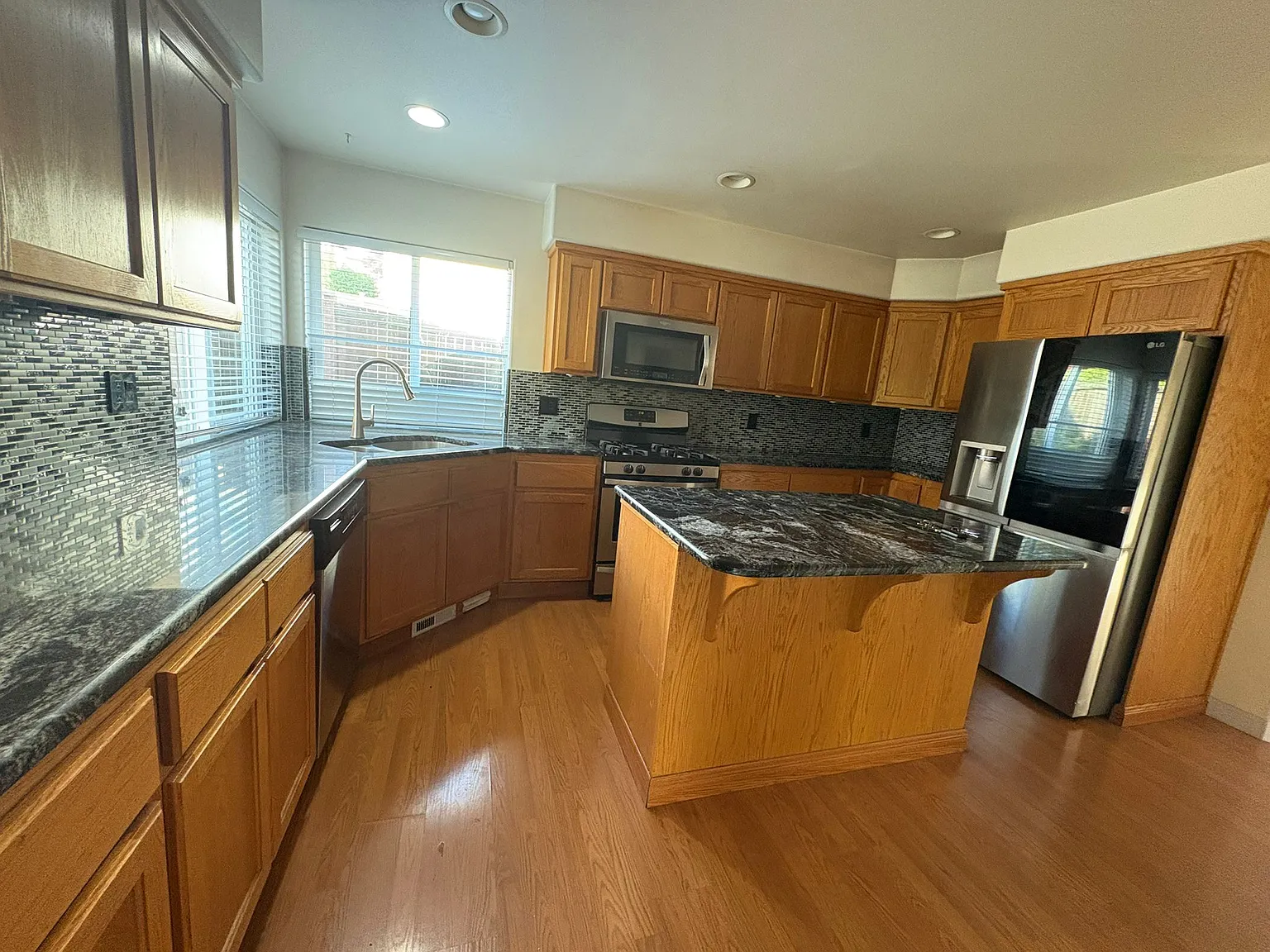 5 bed, 2804 sqft, $3,980 — Photo 4