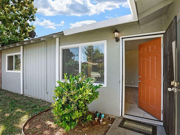 3rd image of 1406 Castle Oaks Dr