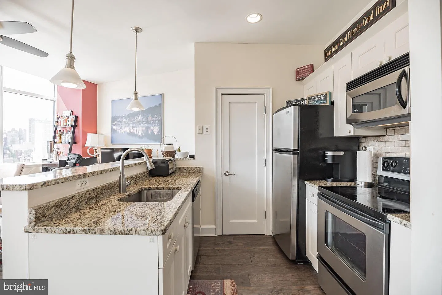 Metro Club Condominiums — Photo 4