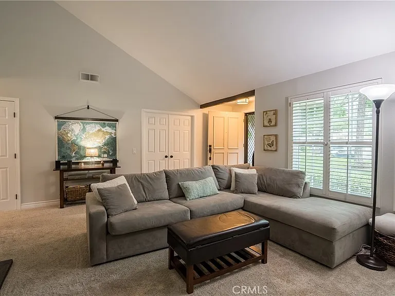 160 Oxford Ln — Photo 1