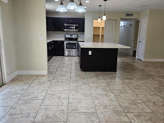 3rd image of 1012 Thunderbolt Ave