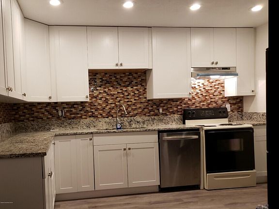 2nd image of 1700 Country Ln