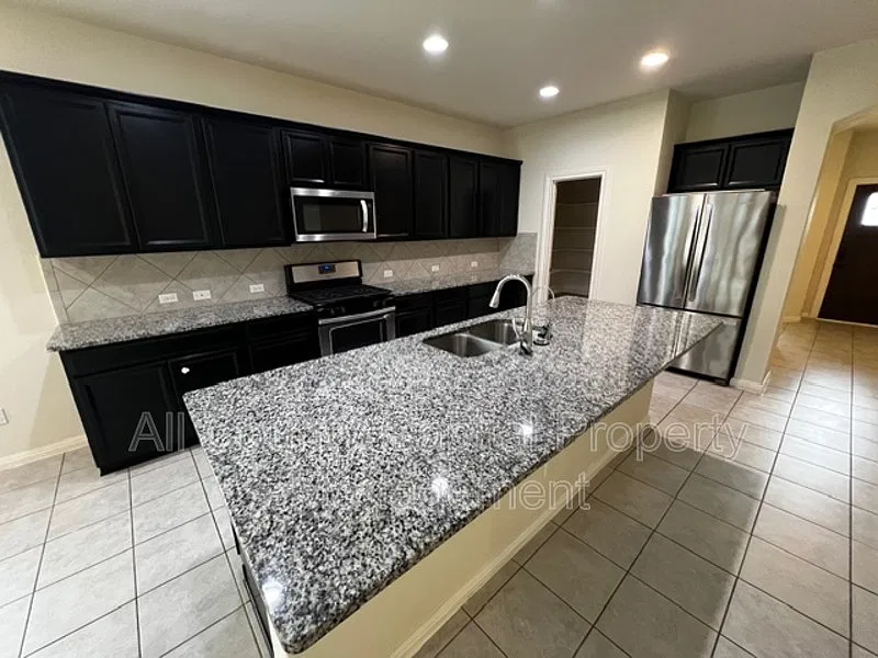 4 bed, 2.0 bath, 1848 sqft, $2,245 — Photo 3