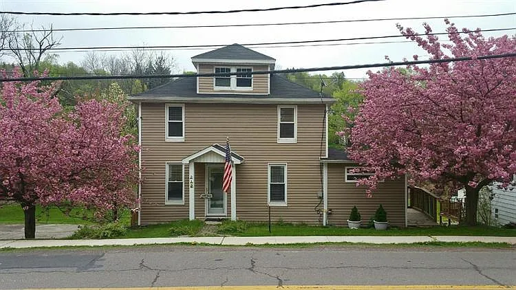212 Riverside Dr photo 1