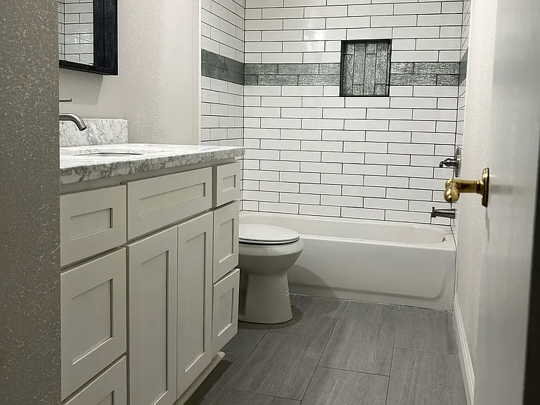 1028 Kingsway Dr W — Photo 2