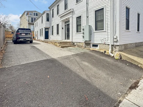 48 Middle St APT 1, Newburyport, MA 01950