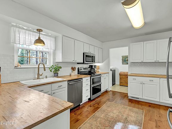 5th image of 9313 Carlton Cir
