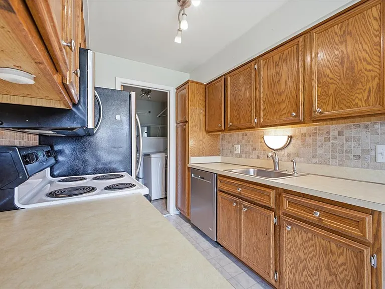 15820 Newport Dr — Photo 15