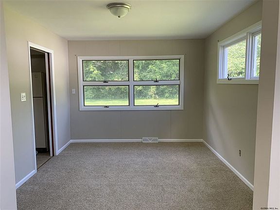 5th image of 14 Garrett Dr