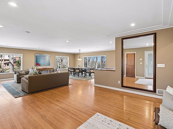 5th image of 590 Montcalm Pl