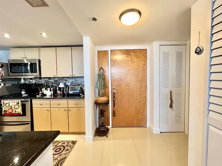 7601 E Treasure Dr #1817 — Photo 6
