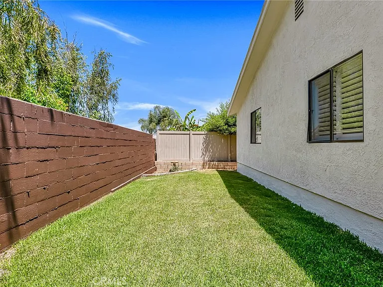 221 Acacia Ln — Photo 34