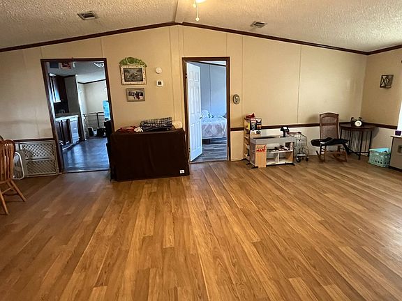 2nd image of 100 Windsor Ln