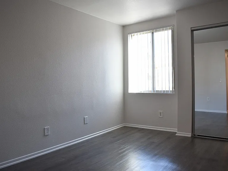 Encino Palms Apartments — Photo 17