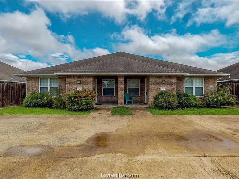 3746 Oldenburg Ln — Photo 1