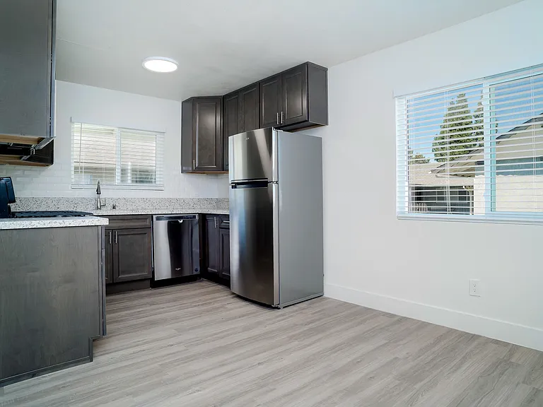 Winnetka Gardens Apartments — Photo 8