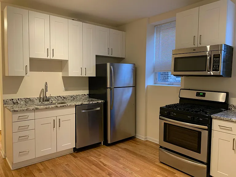 1949 N Hudson Ave — Photo 5
