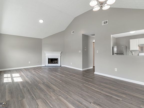 4th image of 2022 Patterson Park Dr