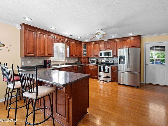 5th image of 674 Southview Cir