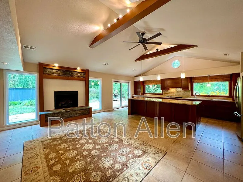 3 bed, 2.0 bath, 1572 sqft, $2,195 — Photo 2