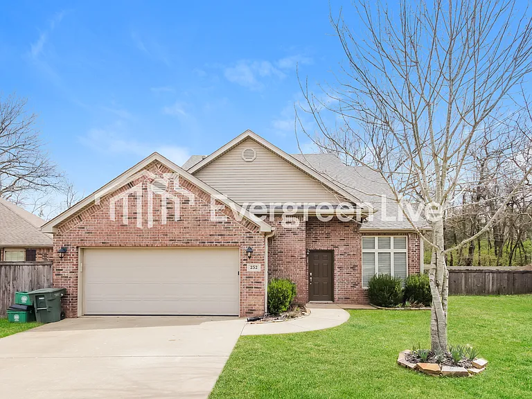 252 S Tamarind Cv — Photo 1