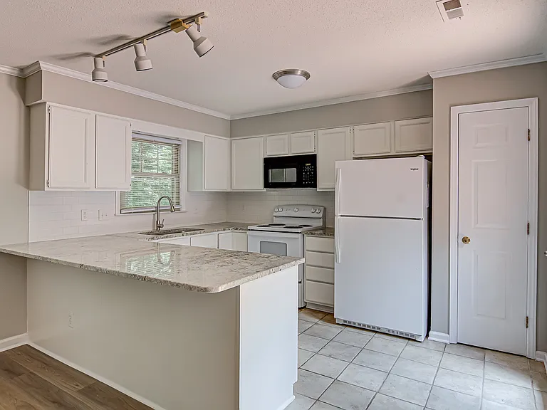 4639 Lawndale Dr — Photo 16