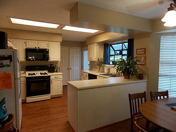 4th image of 902 Plum Falls Ct